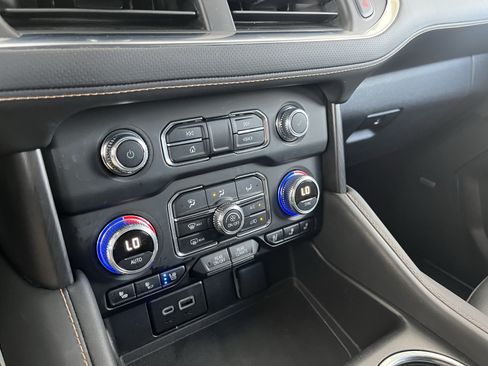 Used 2024 GMC Yukon AT4 w/ Technology Package AWD/4WD image 10