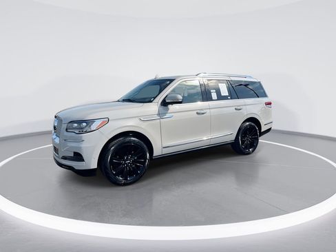 Used 2024 Lincoln Navigator Reserve AWD/4WD image 4