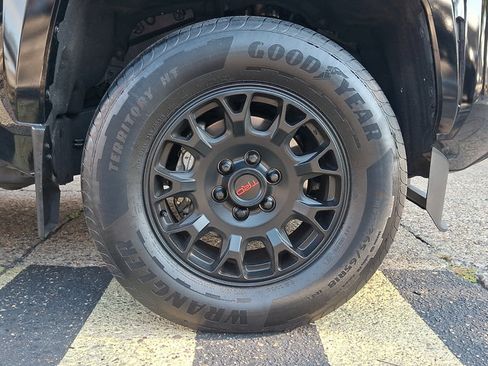 Used 2025 Toyota Tacoma Limited AWD/4WD image 8