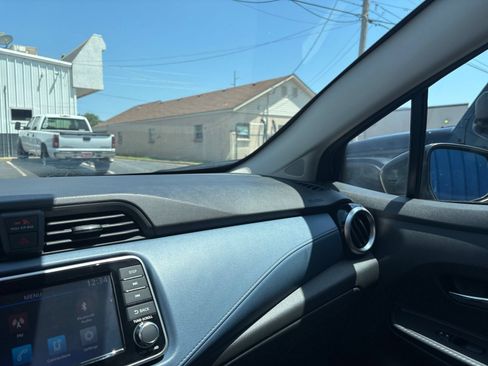 Used 2025 Nissan Versa SV FWD image 33