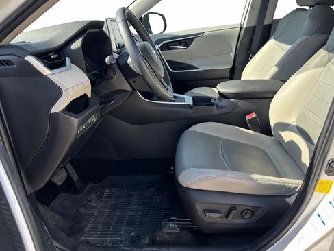 Used 2021 Toyota RAV4 XLE Premium image 9