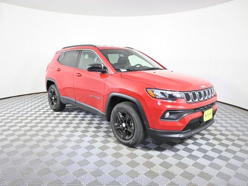 Used 2024 Jeep Compass Latitude AWD/4WD image 9