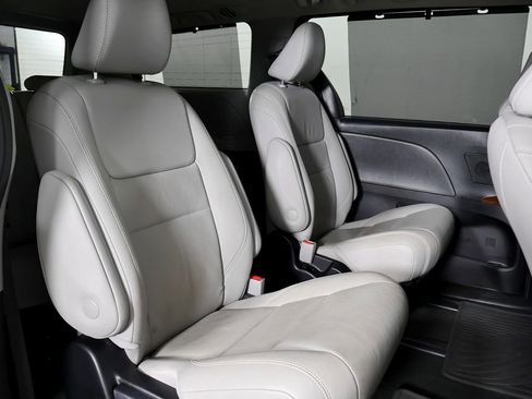 Used 2018 Toyota Sienna Limited image 54