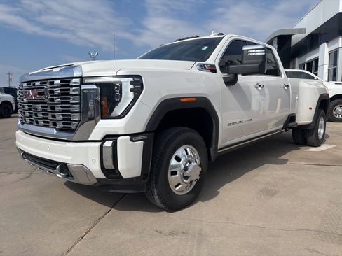 Used 2025 GMC Sierra 3500 Denali w/ Denali Reserve Package image 2