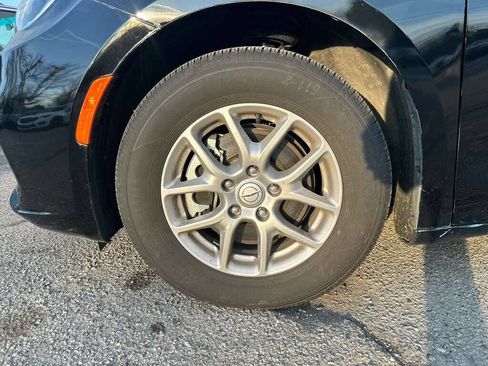 Used 2025 Chrysler Pacifica Select image 9