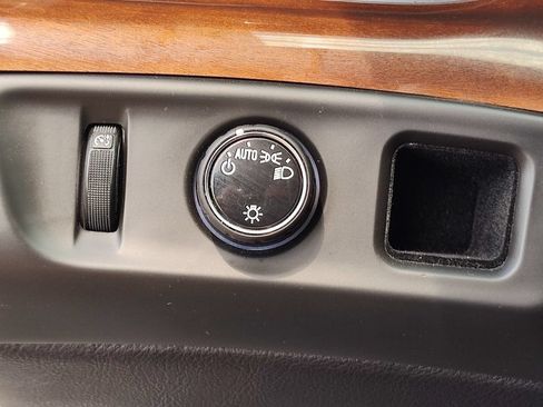 Used 2020 Cadillac Escalade 2WD image 25