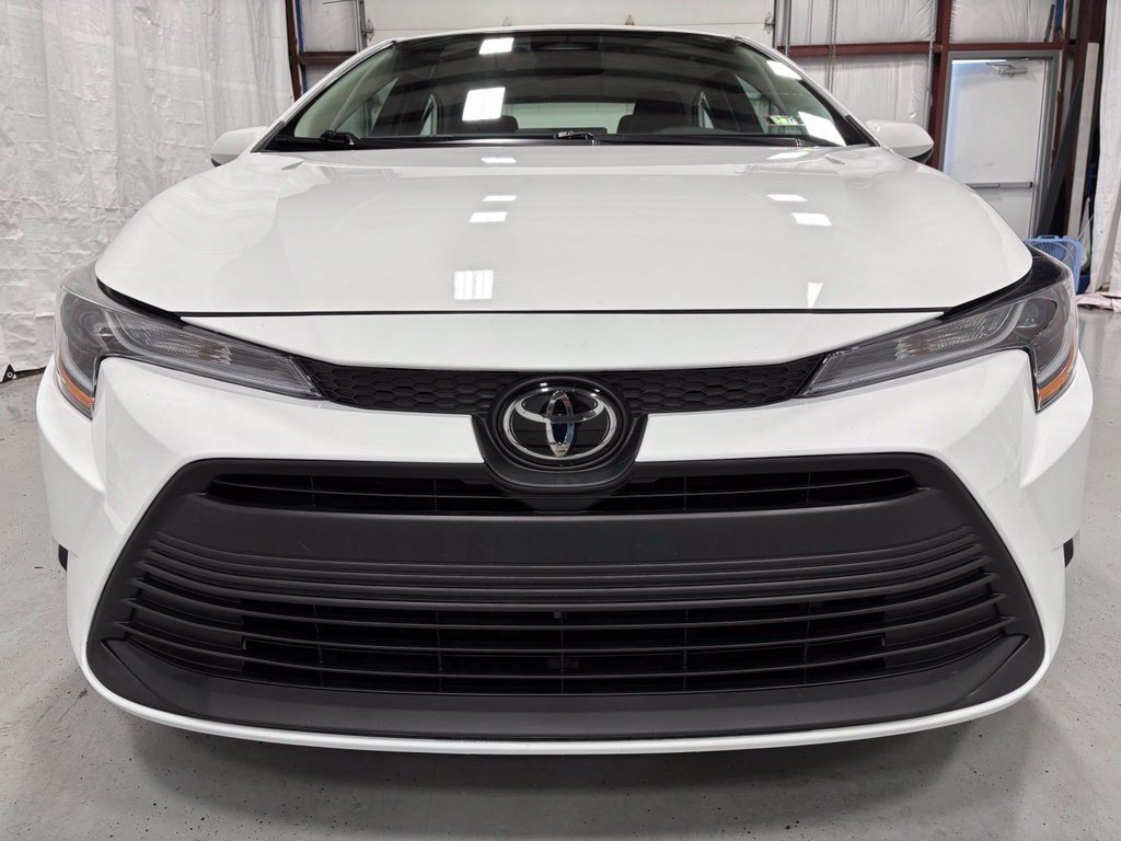 Used 2025 Toyota Corolla LE FWD image 2