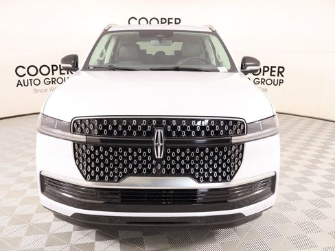 New 2026 Lincoln Navigator Premiere AWD/4WD image 9