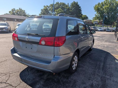 Used 2010 Toyota Sienna FWD image 2