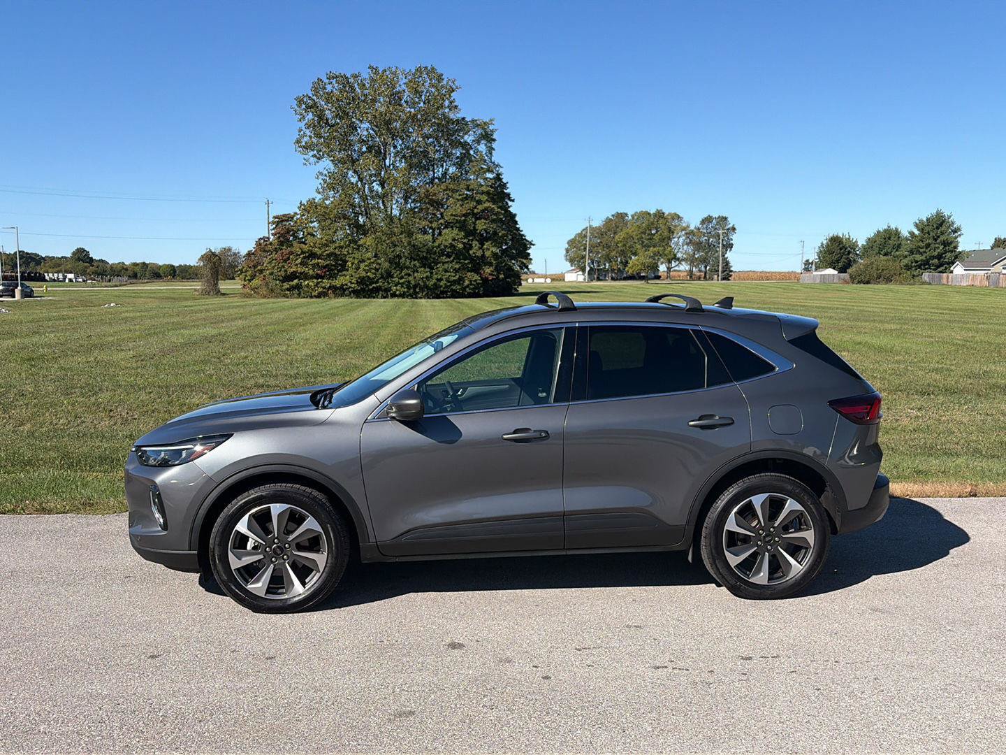 Used 2023 Ford Escape Platinum AWD/4WD image 2