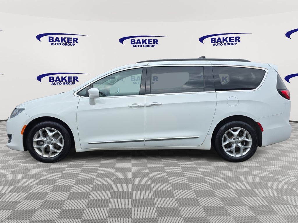 Used 2017 Chrysler Pacifica Touring-L w/ Tire & Wheel Group FWD image 8
