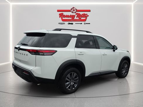 Used 2025 Nissan Pathfinder SV FWD image 5