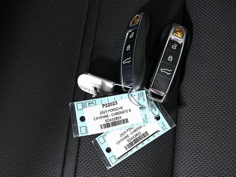 Used 2025 Porsche Cayenne Coupe image 28