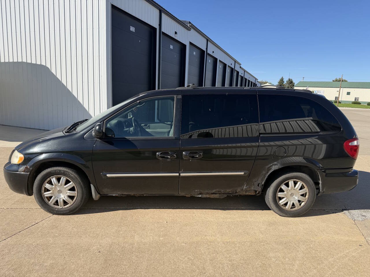 Used 2005 Chrysler Town & Country Touring FWD image 5
