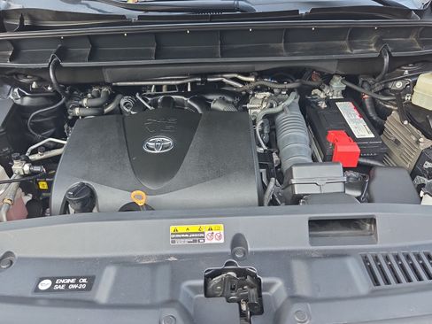 Used 2021 Toyota Highlander XLE FWD image 18