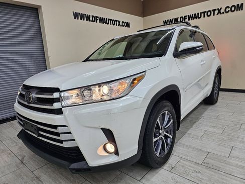 Used 2018 Toyota Highlander XLE image 2