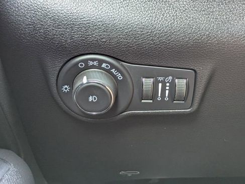 Used 2025 Jeep Compass Trailhawk AWD/4WD image 26