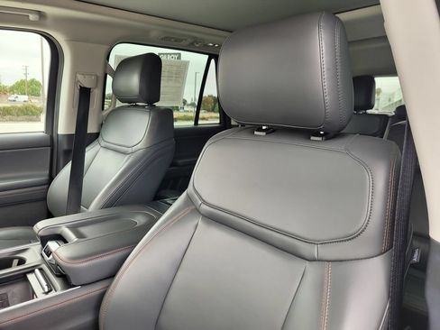 Used 2025 Ford Expedition Active AWD/4WD image 17
