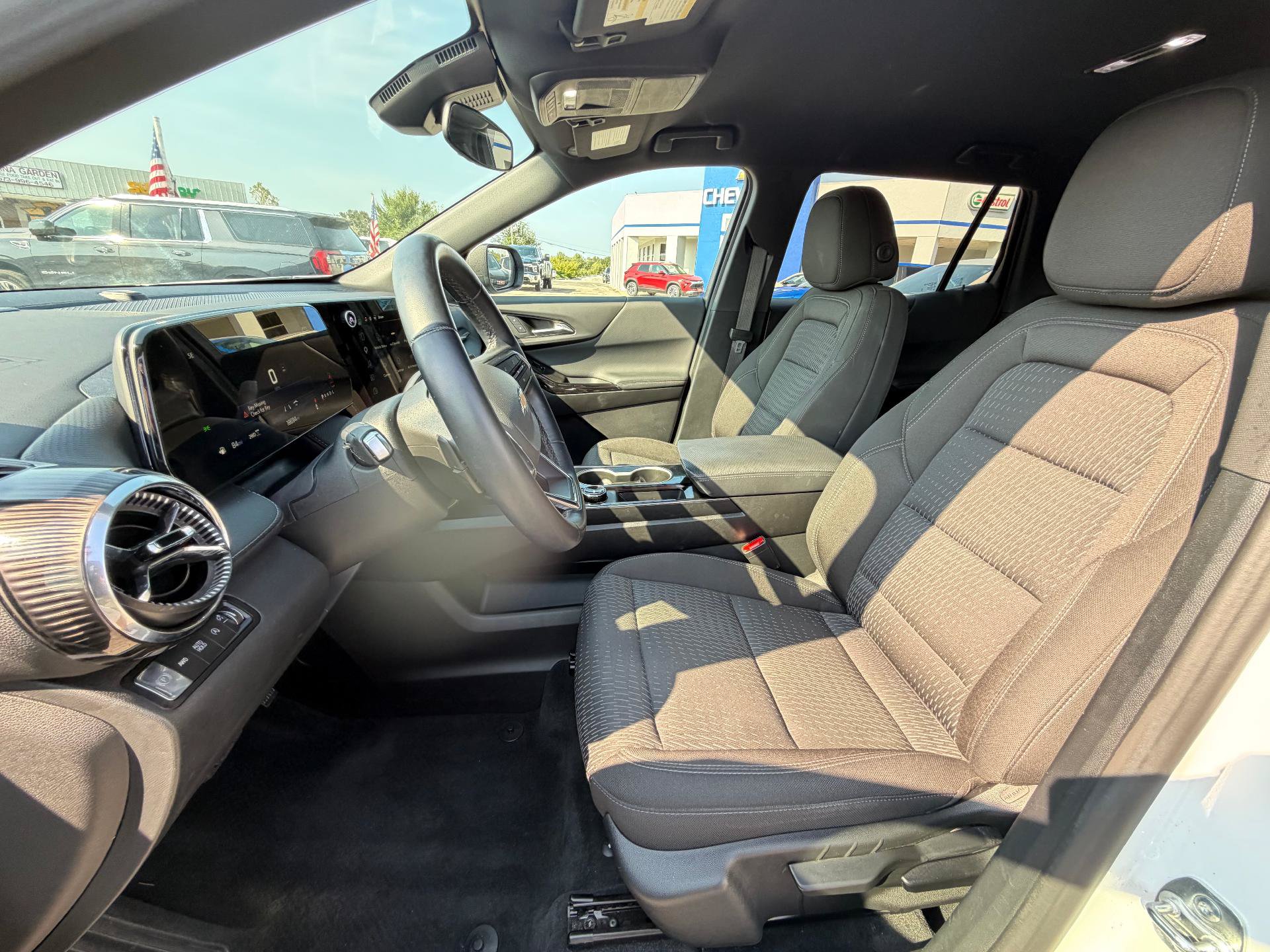 Used 2026 Chevrolet Equinox LT AWD/4WD image 9