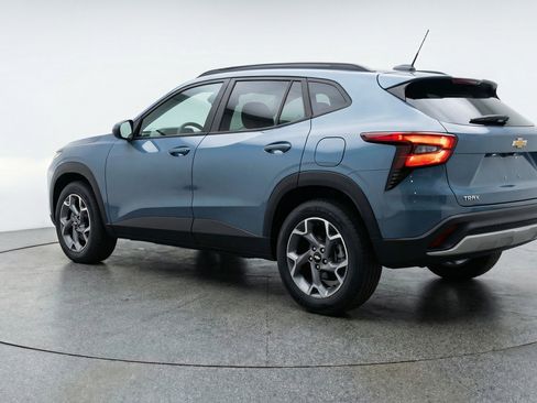 Used 2025 Chevrolet Trax LT w/ LT Convenience Package image 6
