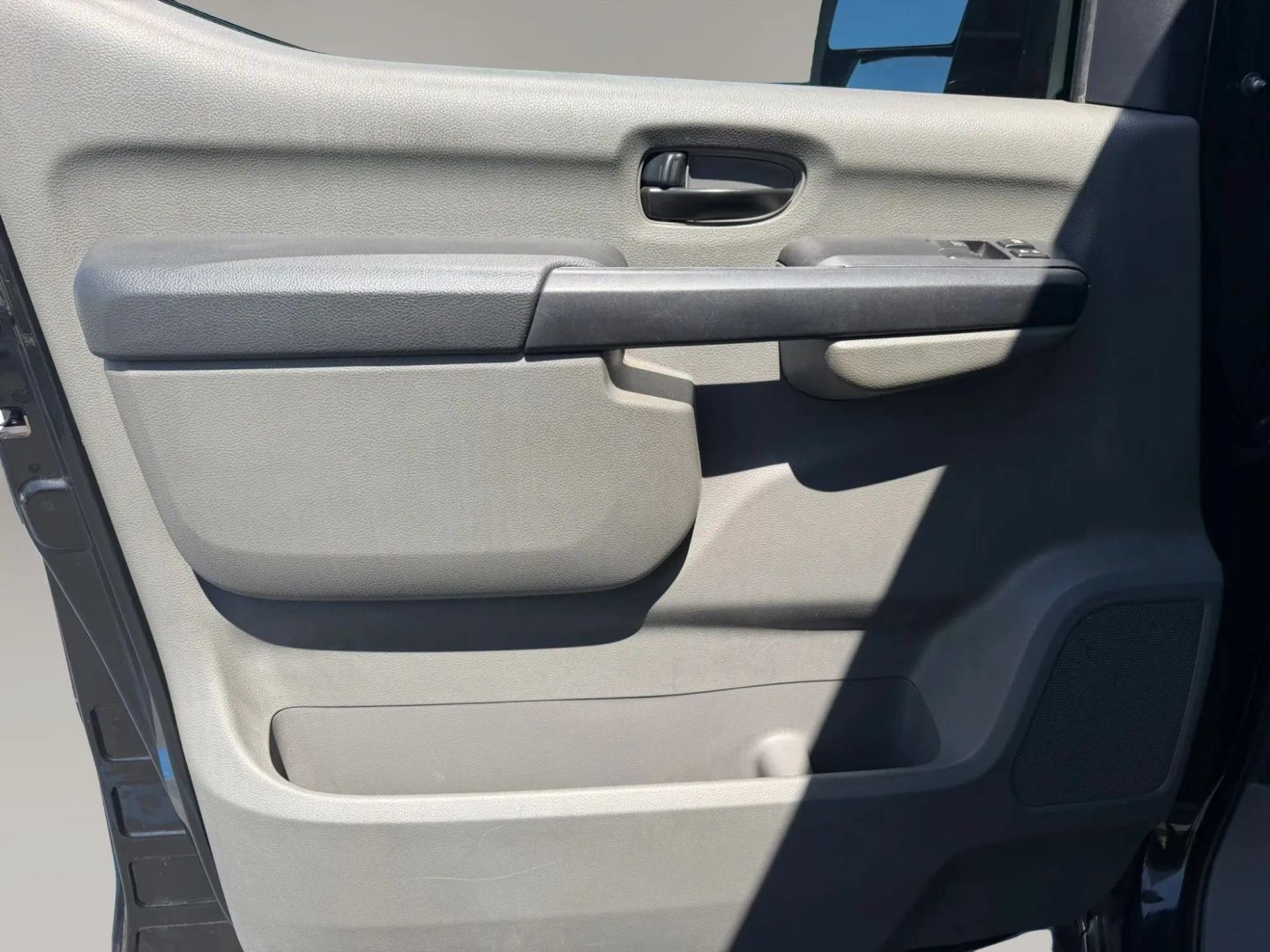 Used 2018 Nissan NV 3500 SV RWD image 9