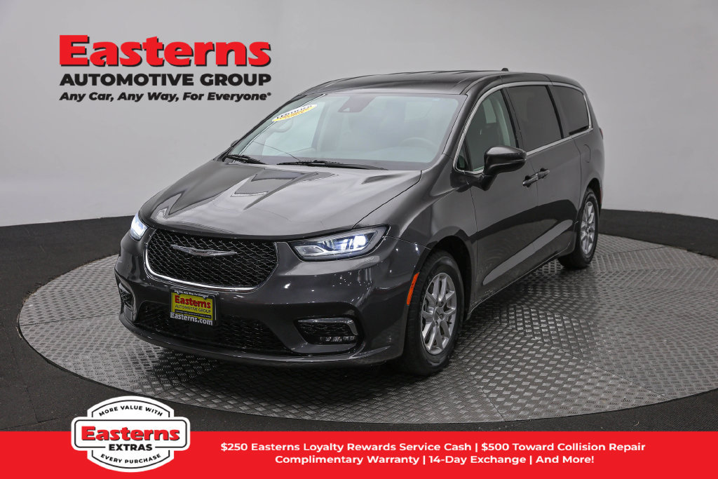 Used 2023 Chrysler Pacifica Touring-L FWD image 1