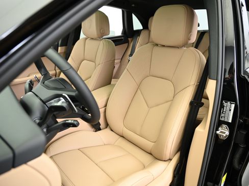 Used 2025 Porsche Macan image 40