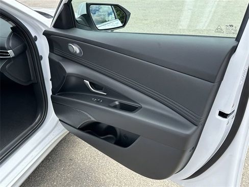Used 2024 Hyundai Elantra SEL w/ Convenience Package image 16