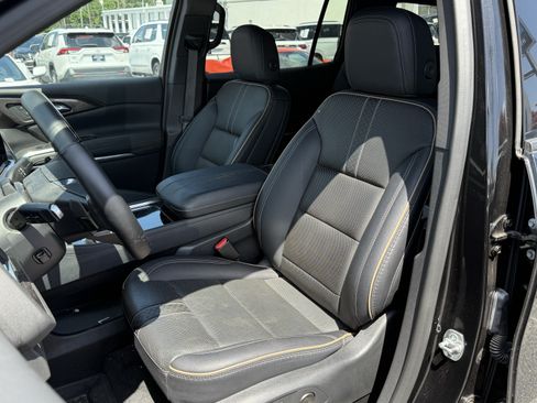 Used 2025 Chevrolet Traverse High Country FWD image 7
