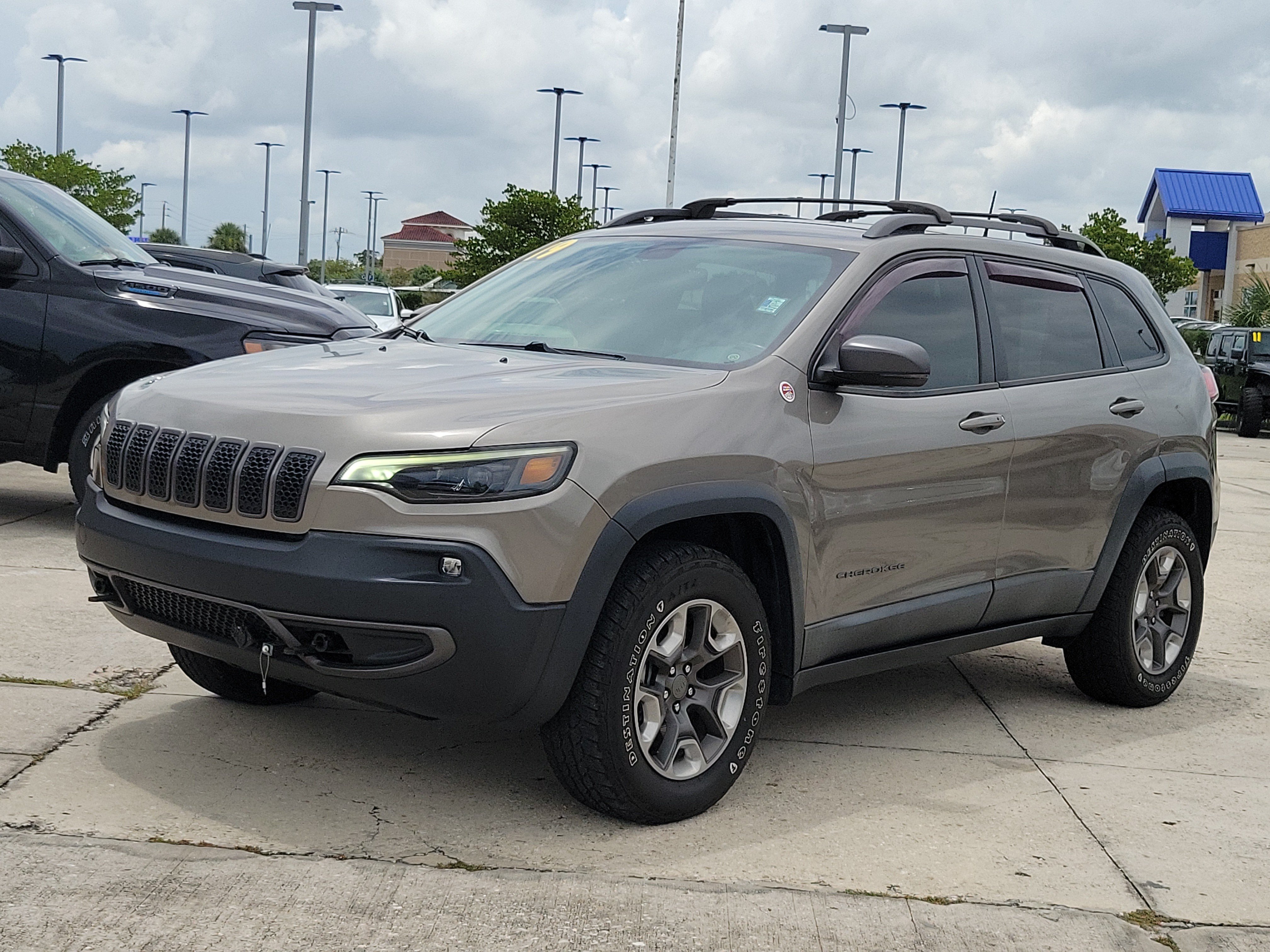 Used 2019 Jeep Cherokee Trailhawk w/ Trailer Tow Group AWD/4WD image 2
