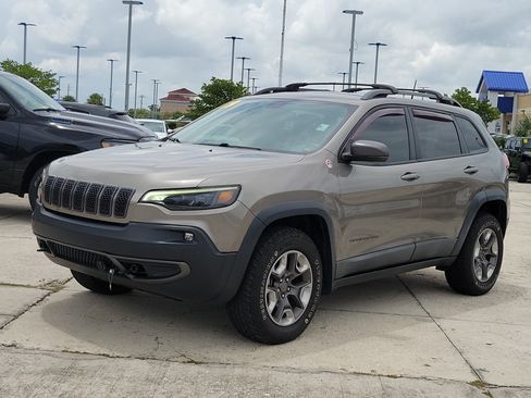Used 2019 Jeep Cherokee Trailhawk w/ Trailer Tow Group AWD/4WD image 2