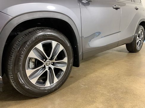 Used 2024 Toyota Highlander XLE AWD/4WD image 2
