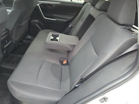 Used 2021 Toyota RAV4 LE image 10