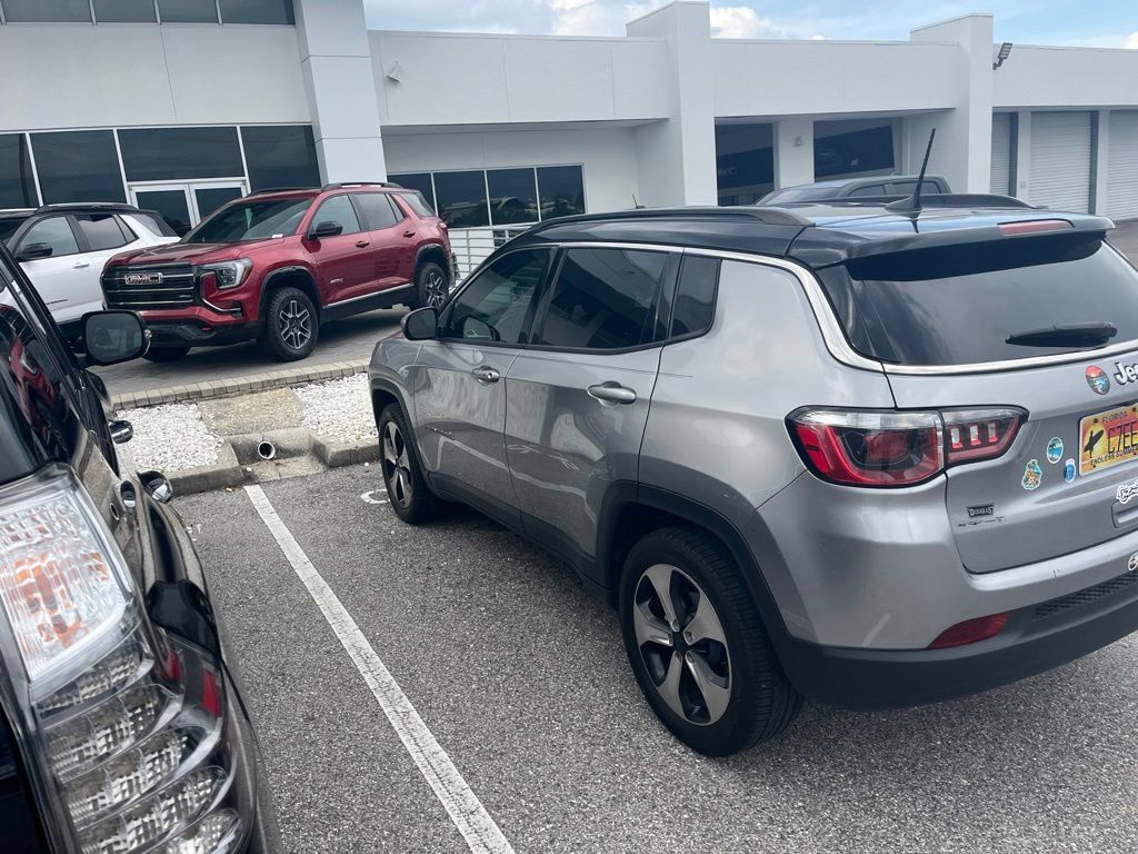 Used 2018 Jeep Compass Latitude w/ Popular Equipment Group FWD image 3