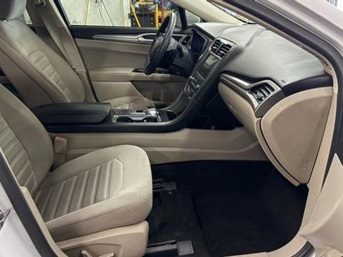 Used 2019 Ford Fusion SE FWD image 18