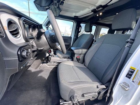 Used 2025 Jeep Wrangler Unlimited Sahara image 13