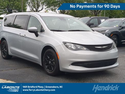 Used 2023 Chrysler Voyager LX FWD image 1