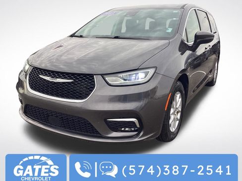 Used 2023 Chrysler Pacifica Touring-L image 5