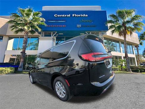 Certified 2024 Chrysler Pacifica Touring-L image 7