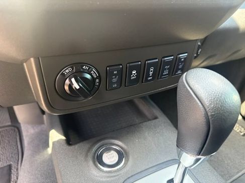 Used 2020 Nissan Frontier PRO-4X w/ Pro-4x Utility Package AWD/4WD image 18