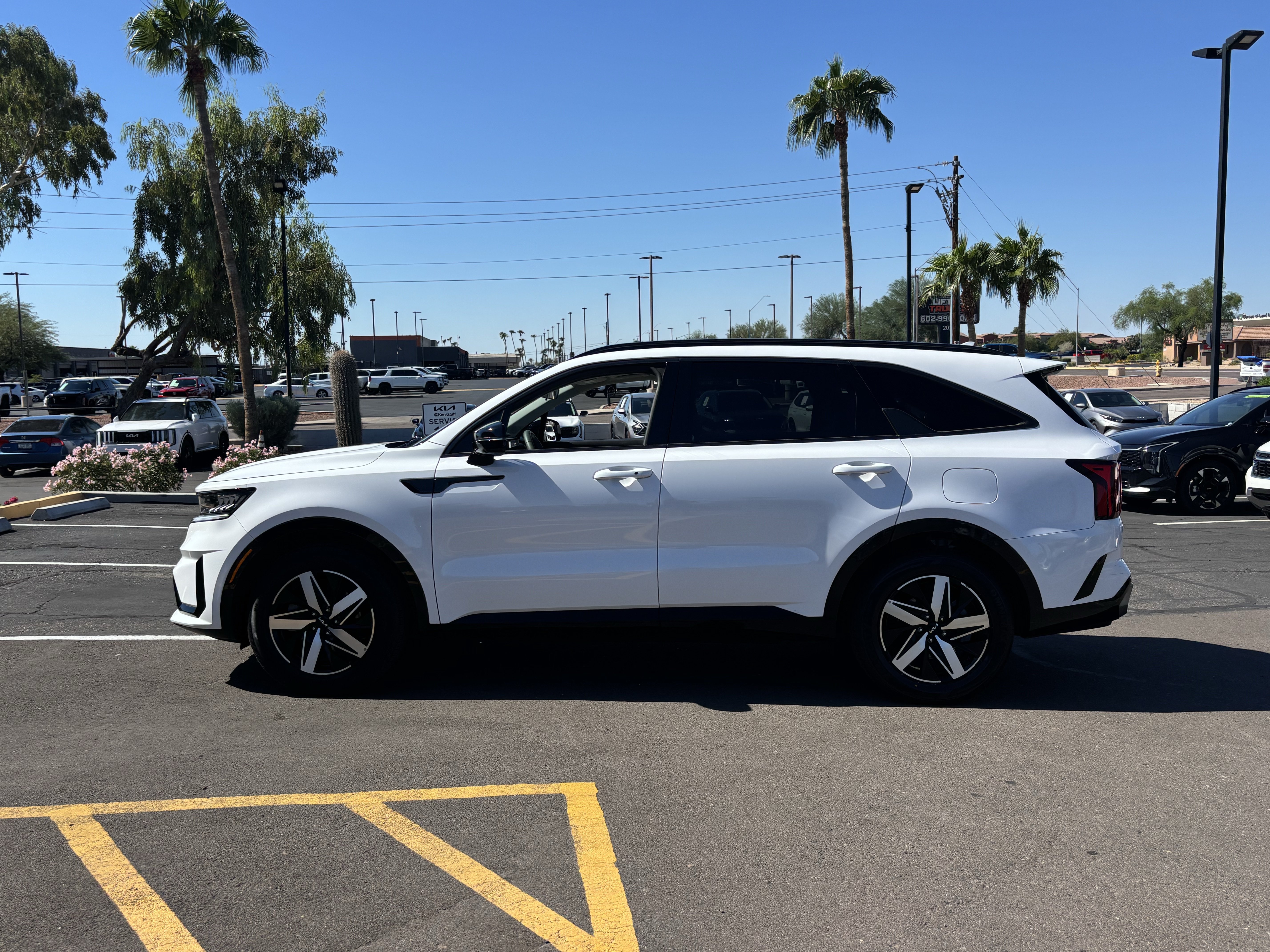 Used 2023 Kia Sorento S w/ Panoramic Sunroof Package FWD image 5