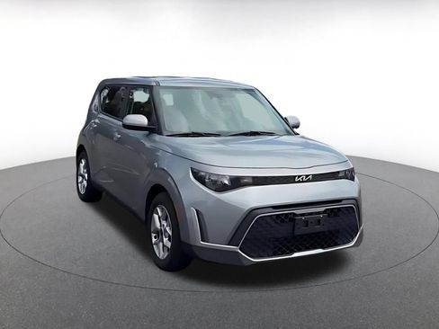 Used 2023 Kia Soul LX w/ Option Group 015 FWD image 3