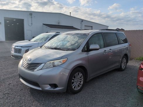 Used 2013 Toyota Sienna XLE w/ Entertainment Pkg FWD image 1