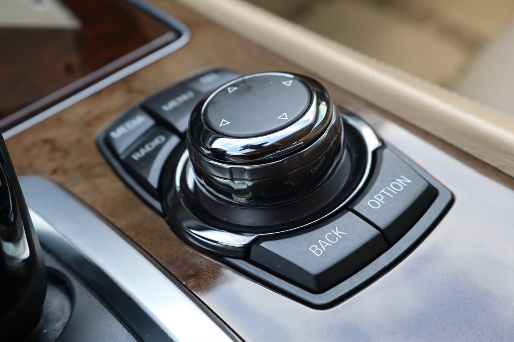Used 2013 BMW 750i RWD image 38