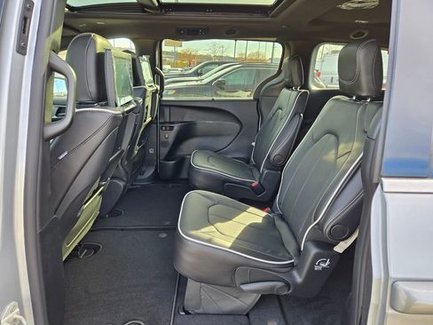 New 2026 Chrysler Pacifica Limited w/ Uconnect Theater Family Group image 26