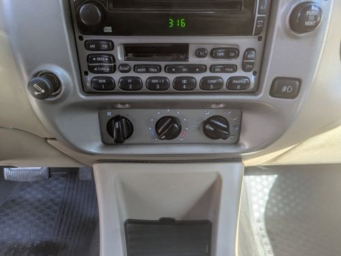 Used 2003 Ford Explorer Sport Trac XLT image 19