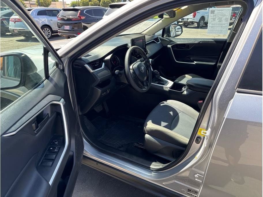 Used 2022 Toyota RAV4 LE FWD image 9