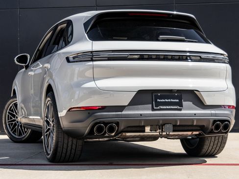 Certified 2025 Porsche Cayenne image 3