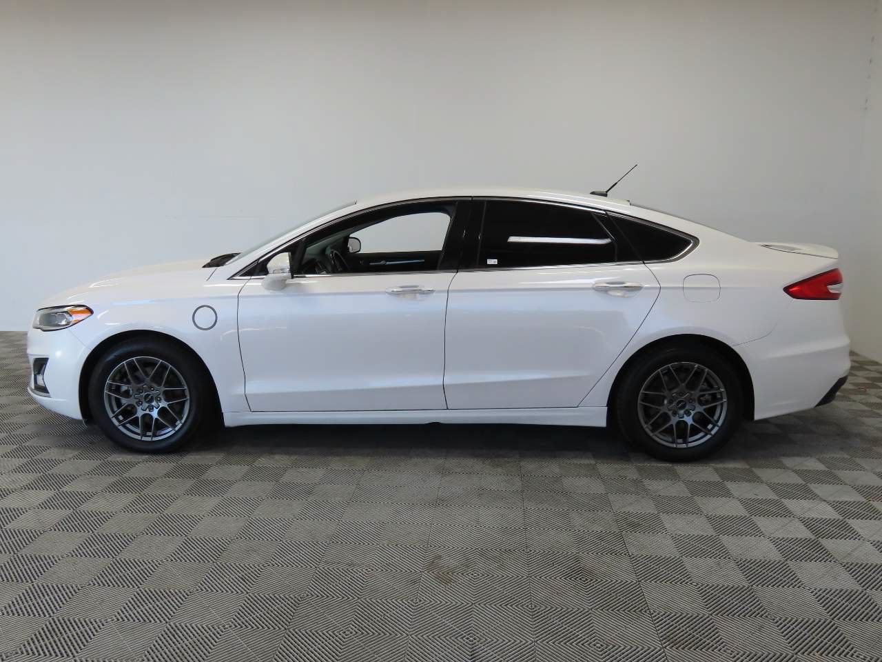 Used 2019 Ford Fusion Energi Titanium FWD image 5