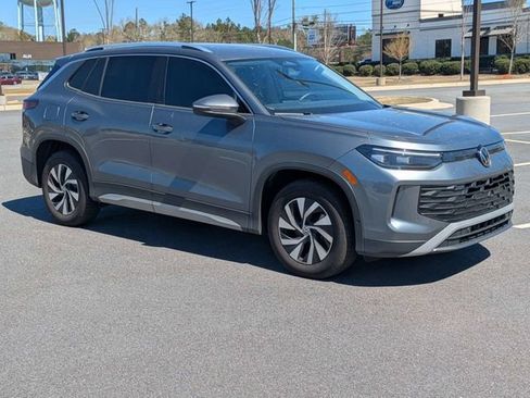 Used 2025 Volkswagen Tiguan S image 2